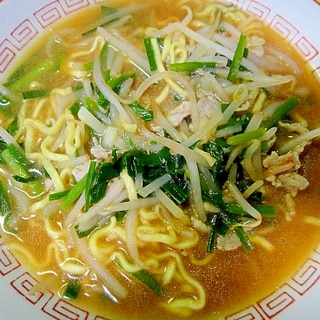 もやしとニラ豚肉のピリ辛味噌ラーメン